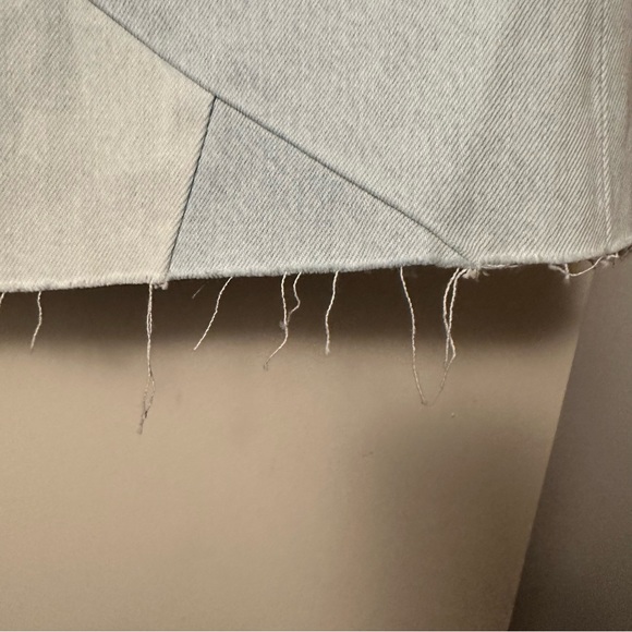 Levi’s High Rise Light Wash Deconstructed Jean Patchwork Raw Hem Skirt NWT 28 - Picture 7 of 16